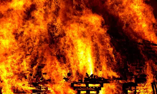 Pune: आवासीय इमारत में लगी भीषण आग, एक महिला की मौत; एक घायल Pune: आवासीय इमारत में लगी भीषण आग, एक महिला की मौत; एक घायल