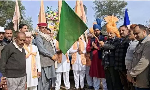Jammu: गुरु रविदास जी की शोभा यात्रा को हरी झंडी दिखाकर रवाना करते सधोत्रा
