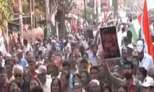 आरजी कार हादसे के पीड़ित के जन्मदिन पर Doctors ने कोलकाता में मौन रैली निकाली आरजी कार हादसे के पीड़ित के जन्मदिन पर Doctors ने कोलकाता में मौन रैली निकाली