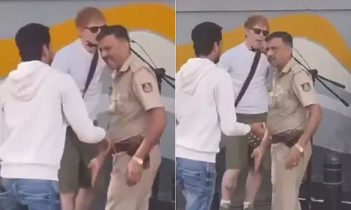 VIDEO: पुलिस ने रुकवाई एड शीरन की स्ट्रीट परफॉर्मेंस, जानें क्यों? VIDEO: पुलिस ने रुकवाई एड शीरन की स्ट्रीट परफॉर्मेंस, जानें क्यों?