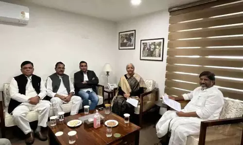 सांसदों के प्रतिनिधिमंडल ने Nirmala सीतारमण से मुलाकात की, बकाया राशि पर चर्चा की सांसदों के प्रतिनिधिमंडल ने Nirmala सीतारमण से मुलाकात की, बकाया राशि पर चर्चा की