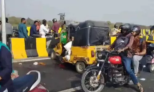 Aramgarh फ्लाईओवर पर तेज रफ्तार ऑटो पलटा Aramgarh फ्लाईओवर पर तेज रफ्तार ऑटो पलटा