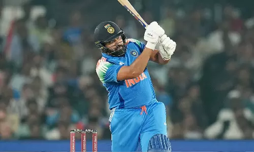 इंग्लैंड के खिलाफ तूफानी शतक बनाकर आउट हुए रोहित शर्मा इंग्लैंड के खिलाफ तूफानी शतक बनाकर आउट हुए रोहित शर्मा