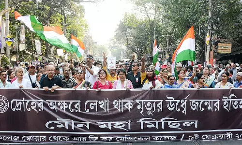 RG Kar Case: पीड़िता के जन्मदिन पर न्याय की मांग को लेकर कोलकाता में मौन रैली निकाली गई RG Kar Case: पीड़िता के जन्मदिन पर न्याय की मांग को लेकर कोलकाता में मौन रैली निकाली गई