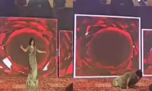 मौत का लाइव VIDEO, स्टेज पर डांस करती युवती को अचानक आया हार्ट अटैक