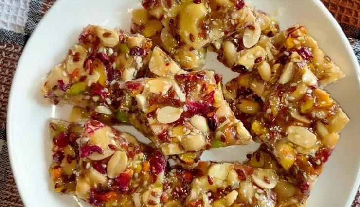 Dry Fruit Chikki:  बाजार से खरीदने की बजाय घर पर बनाएं