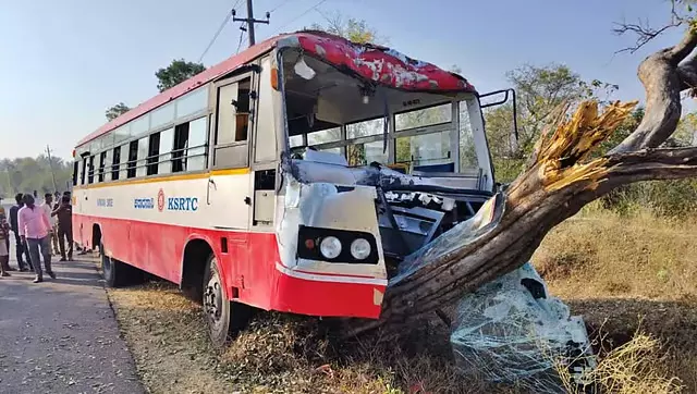 Karnataka: ड्राइवर बेहोश, केएसआरटीसी बस पेड़ से टकराई, कई घायल Karnataka: ड्राइवर बेहोश, केएसआरटीसी बस पेड़ से टकराई, कई घायल