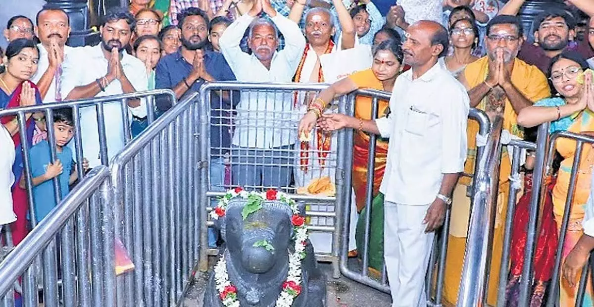 Telangana: राजराजेश्वर मंदिर में सप्ताहांत में 80,000 श्रद्धालु पहुंचे Telangana: राजराजेश्वर मंदिर में सप्ताहांत में 80,000 श्रद्धालु पहुंचे