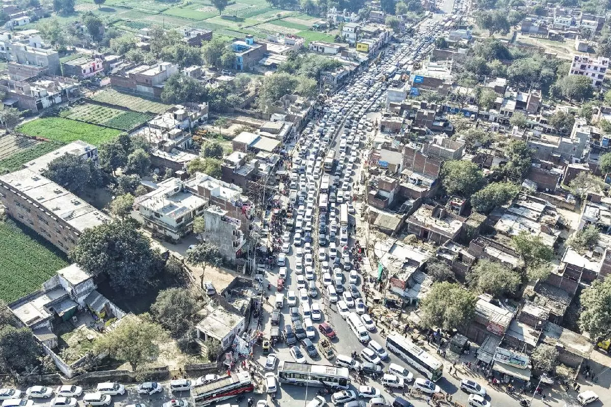 Prayagraj: कुंभ क्षेत्र की सड़कें यातायात जाम से ग्रस्त