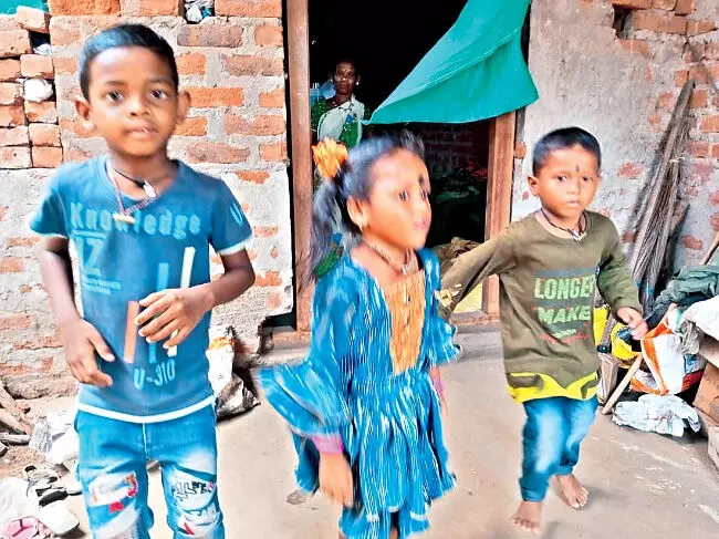 Odisha: बुखार से मर गए माता-पिता