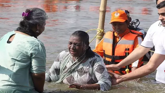 Prayagraj :  महाकुंभ पहुंचीं राष्ट्रपति द्रौपदी मुर्मू, संगम में किया स्नान