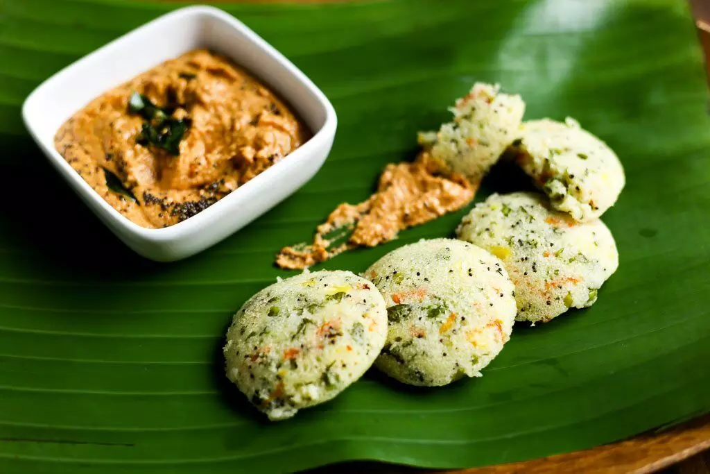 इस तड़के से बनाएं और भी स्वादिष्ट Rava Idli