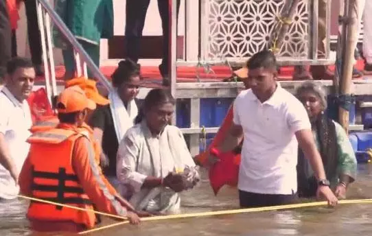 Maha Kumbh:  राष्ट्रपति द्रौपदी मुर्मू ने संगम में लगाई पवित्र डुबकी