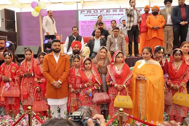 Ludhiana: सामूहिक विवाह में 11 जोड़े परिणय सूत्र में बंधे Ludhiana: सामूहिक विवाह में 11 जोड़े परिणय सूत्र में बंधे