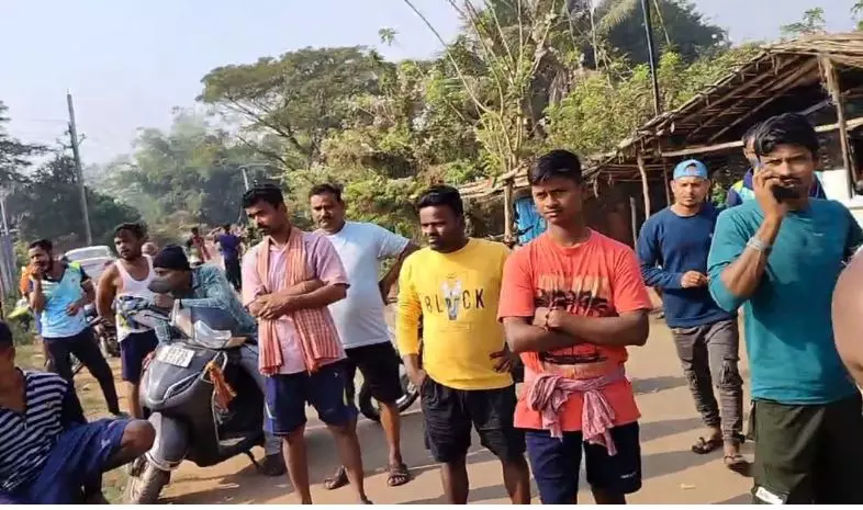 पागल सांड ने वृद्ध महिला को दौड़ा-दौड़ाकर मारा, ग्रामीणों ने सड़क जाम की पागल सांड ने वृद्ध महिला को दौड़ा-दौड़ाकर मारा, ग्रामीणों ने सड़क जाम की