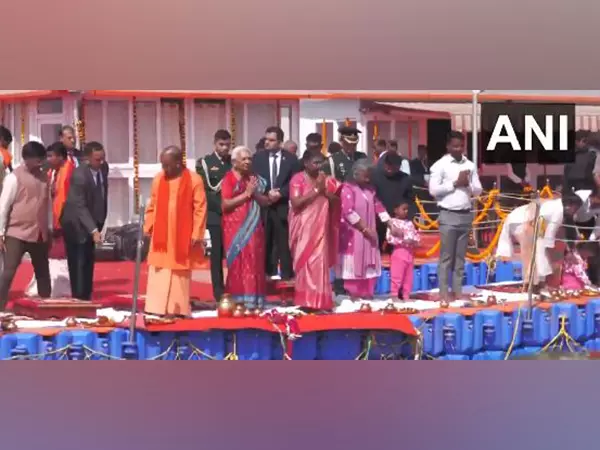 राष्ट्रपति मुर्मू ने महाकुंभ के दौरान Prayagraj के त्रिवेणी संगम पर पूजा-अर्चना की, गंगा आरती की राष्ट्रपति मुर्मू ने महाकुंभ के दौरान Prayagraj के त्रिवेणी संगम पर पूजा-अर्चना की, गंगा आरती की