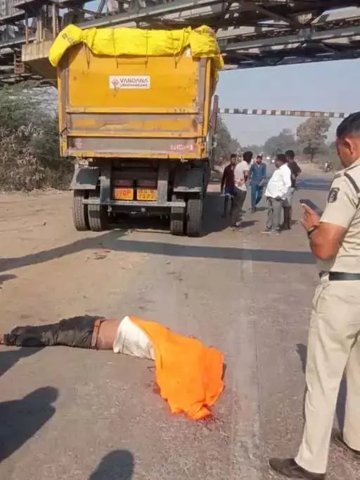 ट्रक गुजरा बाइक सवार के ऊपर से, मौत ट्रक गुजरा बाइक सवार के ऊपर से, मौत