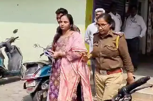 Tirupati: जन सेना नेता किरण रॉयल पर आरोप लगाने वाली महिला गिरफ्तार Tirupati: जन सेना नेता किरण रॉयल पर आरोप लगाने वाली महिला गिरफ्तार