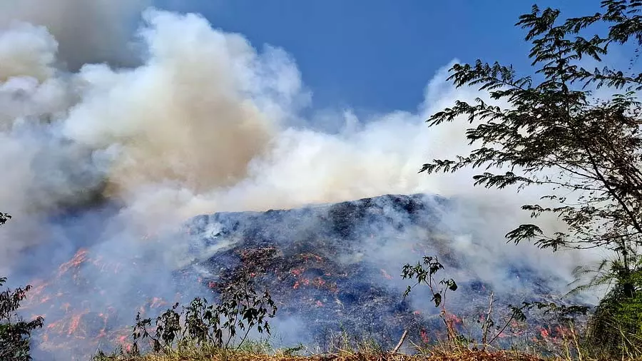 Mysuru के सीवेज फार्म में डंप साइट पर पुराने कचरे में लगी आग Mysuru के सीवेज फार्म में डंप साइट पर पुराने कचरे में लगी आग