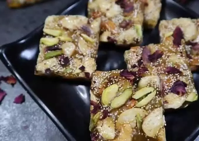 Dry Fruit Chikki बाजार से लाने के बजाय घर पर बनाएं