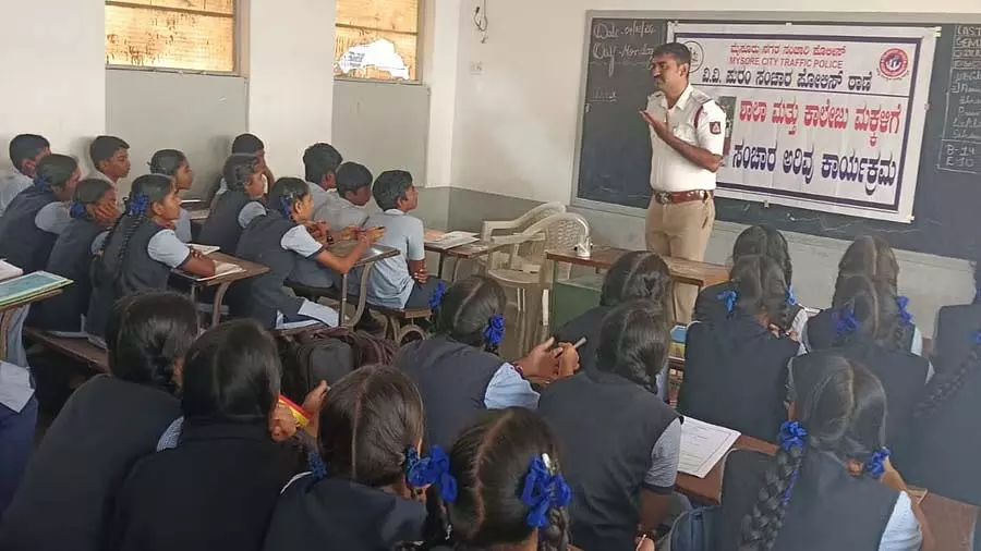 Mysuru सिटी पुलिस ने यातायात सुरक्षा मानदंडों को और सख्त किया Mysuru सिटी पुलिस ने यातायात सुरक्षा मानदंडों को और सख्त किया