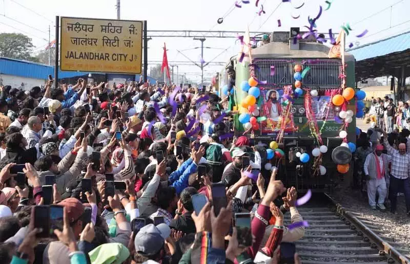 Ravidas Jayanti समारोह के लिए हजारों श्रद्धालु वाराणसी जाने वाली विशेष ट्रेन में सवार हुए