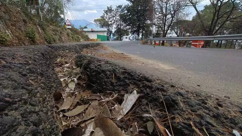 Dharamsala में मैकलोडगंज पहाड़ी की ओर जाने वाली सड़कें डूब रही