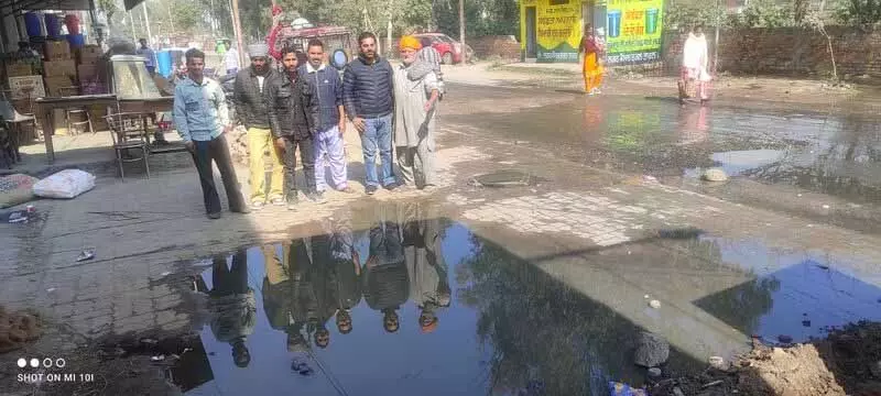 Amritsar: सीवर लीक, क्षतिग्रस्त सड़क से असुविधा और स्वास्थ्य को खतरा