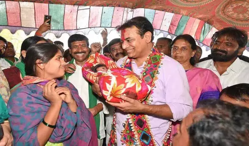 KTR ने लागाचेरला आदिवासी किसान की बेटी का नामकरण किया