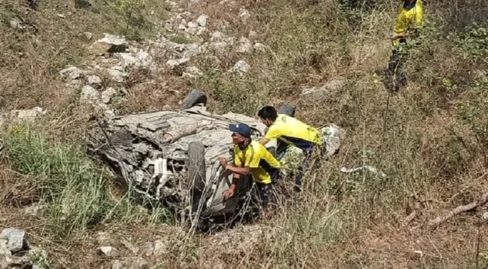 Champawat : बरातियों से भरी गाड़ी गहरी खाई में गिरी, दो की मौत