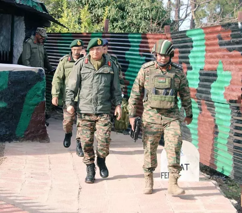 वरिष्ठ सैन्य कमांडर ने J&K के राजौरी में सुरक्षा स्थिति की समीक्षा की वरिष्ठ सैन्य कमांडर ने J&K के राजौरी में सुरक्षा स्थिति की समीक्षा की