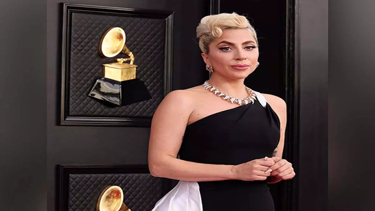 Lady Gaga ने सड़क पर प्रदर्शन कर सबको चौंका दिया