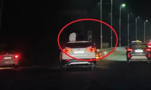 UP News: चलती कार में स्टंट करना पड़ा महंगा, पुलिस ने सिखाया सबक