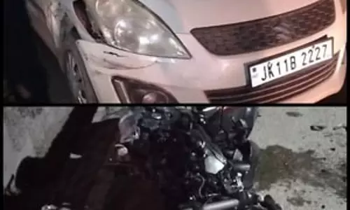 कलेक्ट्रेट के सामने 2 की मौत, कार और बाइकों की भिड़ंत