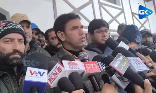 मंडलायुक्त कश्मीर ने सोनमर्ग का दौरा किया, अग्नि पीड़ितों को पूर्ण सहायता का आश्वासन दिया