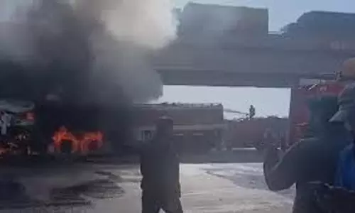 Rajasthan: ग्रेनाइट से भरे ट्रेलर में लगी भीषण आग, जिंदा जला ड्राइवर Rajasthan: ग्रेनाइट से भरे ट्रेलर में लगी भीषण आग, जिंदा जला ड्राइवर