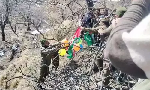 जम्मू-कश्मीर के डोडा में अखरोट के पेड़ पर पीटीआई का झंडा और गुब्बारे लटके मिले