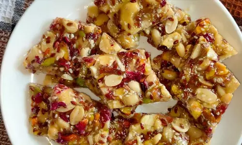 Dry Fruit Chikki:  बाजार से खरीदने की बजाय घर पर बनाएं
