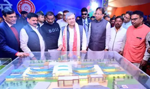 बिहार : रेल मंत्री अश्विनी वैष्णव ने बेतिया में आरओबी का लोकार्पण किया, स्टेशनों के पुनर्विकास का लिया जायजा