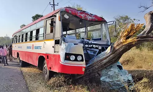 Karnataka: ड्राइवर बेहोश, केएसआरटीसी बस पेड़ से टकराई, कई घायल
