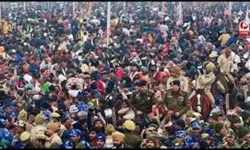 Prayagraj:   महाकुंभ में उमड़ी श्रद्धालुओं की भारी भीड़, संगम स्टेशन 14 फरवरी तक बंद