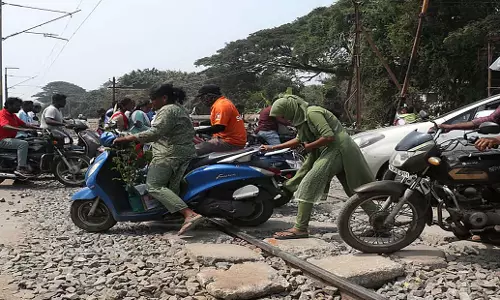 Tamil Nadu: पुडुचेरी में रेलवे फाटकों पर स्लैब और पत्थरों का गलत संरेखण Tamil Nadu: पुडुचेरी में रेलवे फाटकों पर स्लैब और पत्थरों का गलत संरेखण