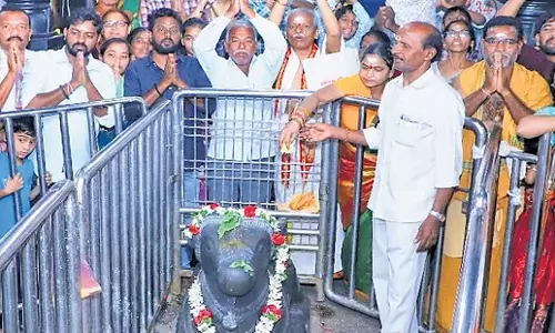Telangana: राजराजेश्वर मंदिर में सप्ताहांत में 80,000 श्रद्धालु पहुंचे Telangana: राजराजेश्वर मंदिर में सप्ताहांत में 80,000 श्रद्धालु पहुंचे