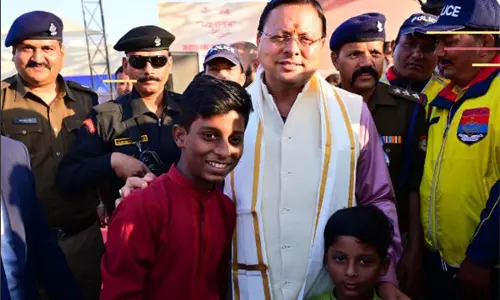 मुख्यमंत्री धामी ने Mahakumbh 2025 में उत्तराखंड मंडपम का निरीक्षण किया मुख्यमंत्री धामी ने Mahakumbh 2025 में उत्तराखंड मंडपम का निरीक्षण किया