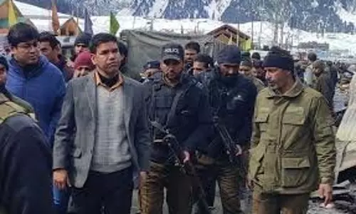 विधायक कंगन, डिविजनल कमिश्नर कश्मीर, डीसी गांदरबल ने नुकसान का आकलन किया विधायक कंगन, डिविजनल कमिश्नर कश्मीर, डीसी गांदरबल ने नुकसान का आकलन किया