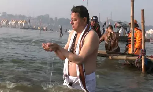 CM Dhami ने महाकुंभ 2025 में संगम में पवित्र डुबकी लगाई CM Dhami ने महाकुंभ 2025 में संगम में पवित्र डुबकी लगाई