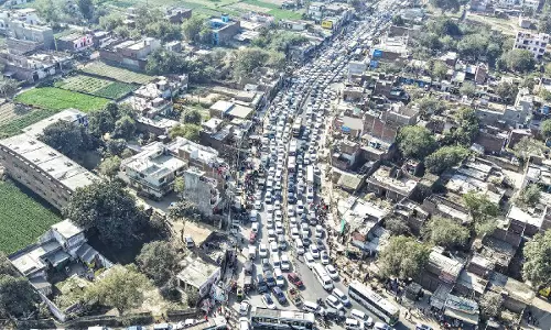 Prayagraj: कुंभ क्षेत्र की सड़कें यातायात जाम से ग्रस्त Prayagraj: कुंभ क्षेत्र की सड़कें यातायात जाम से ग्रस्त