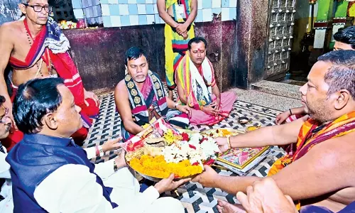 Odisha: मुख्यमंत्री ने दुर्गा माता मंदिर में पूजा-अर्चना की Odisha: मुख्यमंत्री ने दुर्गा माता मंदिर में पूजा-अर्चना की