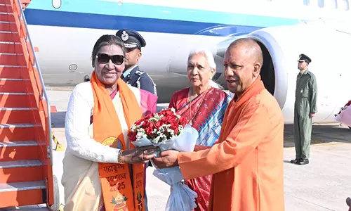 MahaKumbh के लिए प्रयागराज पहुंचे राष्ट्रपति मुर्मू, त्रिवेणी संगम में डुबकी लगाएंगे