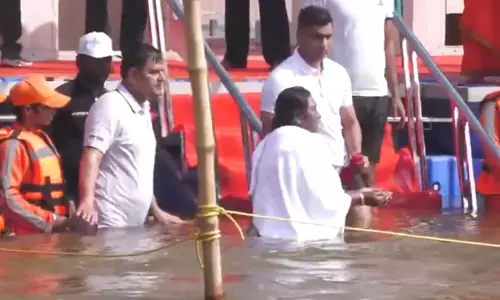 महाकुंभ: राष्ट्रपति द्रौपदी मुर्मू ने त्रिवेणी संगम में पवित्र डुबकी लगाई महाकुंभ: राष्ट्रपति द्रौपदी मुर्मू ने त्रिवेणी संगम में पवित्र डुबकी लगाई